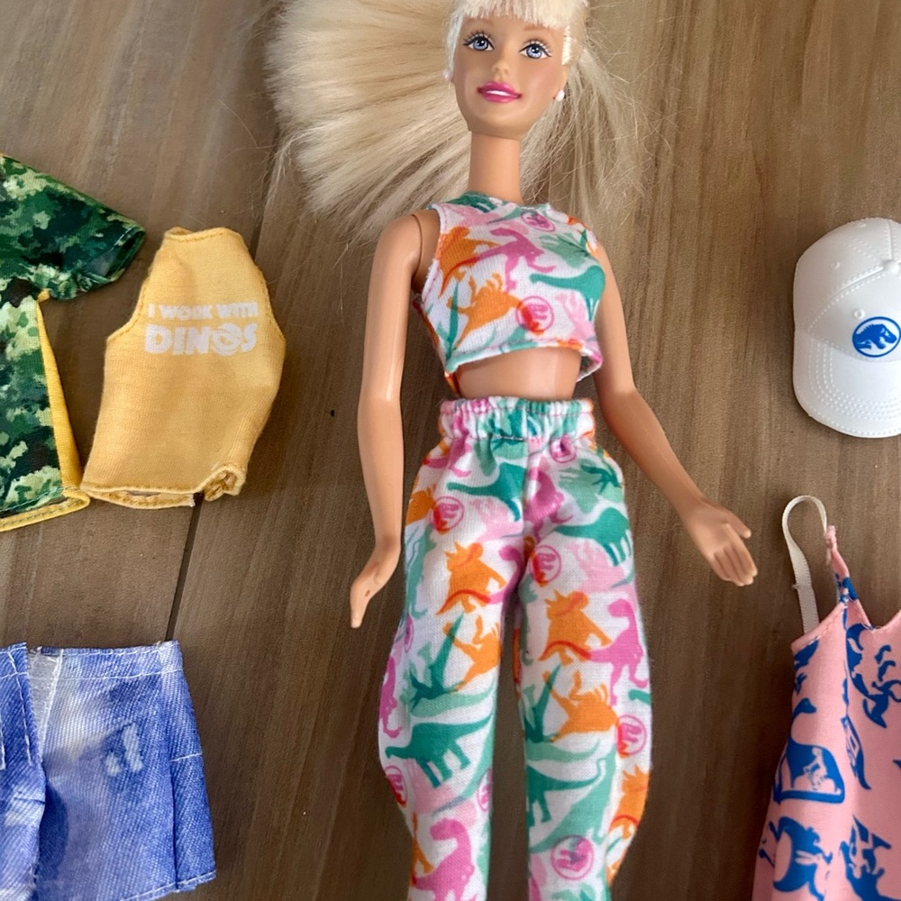 Jurassic Park Barbie Outfits and Accessories - Picture 3 of 4